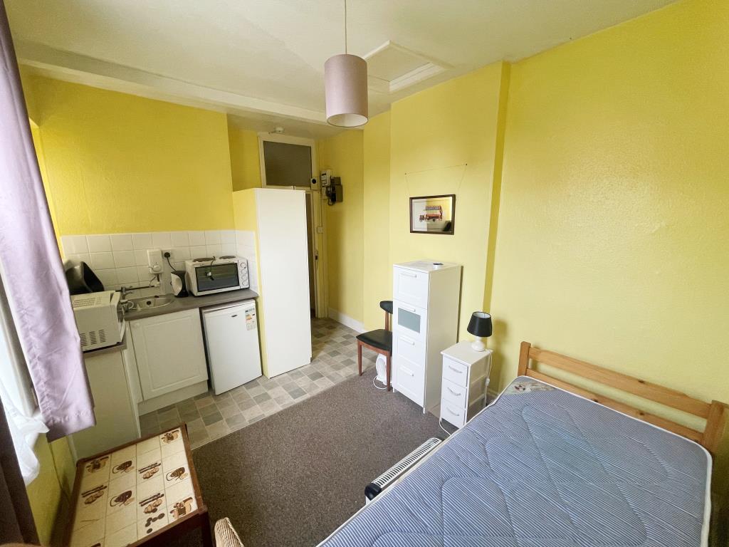 Lot: 94 - SEVEN-BEDROOM INVESTMENT OPPORTUNITY - Bedroom seven with kitchenette